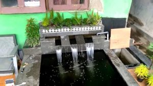 Kolam Ikan dengan Air Terjun Mini